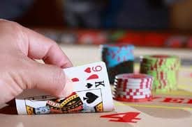 Dealer profesional membagikan kartu pada permainan baccarat live di buncistoto