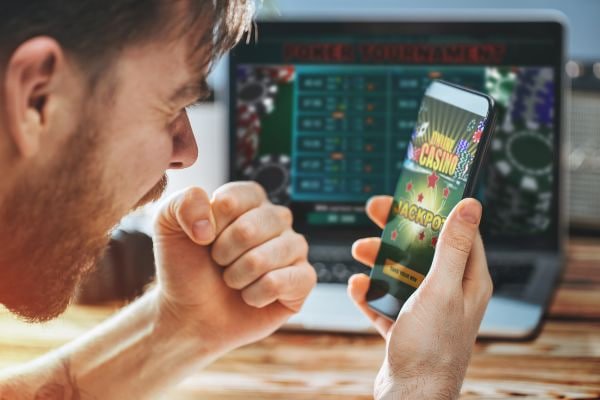 Pengguna menggunakan fitur navigasi mudah untuk mencari hiburan dan layanan pada platform buncistoto
